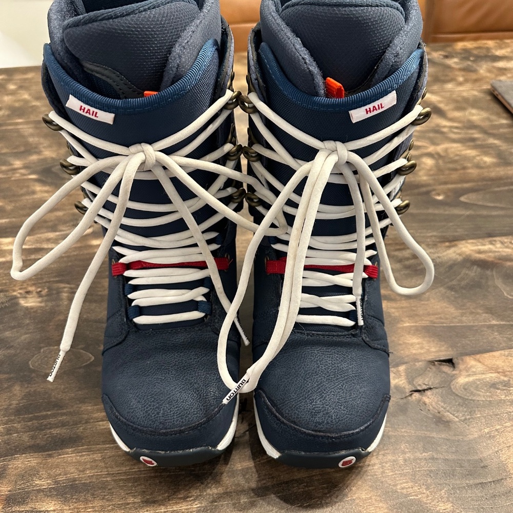 Like-New Mens Burton Hail Snowboard Boot, sz 8 - Picture 4 of 7